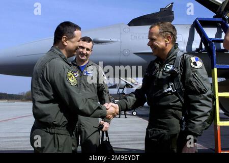 LE major DE la Force aérienne DES ÉTATS-UNIS Kevin Booth (au centre), directeur adjoint des opérations de l'escadron de combat 23rd, se présente comme le colonel Juraj Baranek de la Force aérienne slovaque, commandant de la base aérienne 33rd (à gauche), salue le général de brigade Donald Hoffman, commandant de l'escadre de la 52nd escadre, base aérienne de Spangdahlem, en Allemagne, Suite à l'arrivée de l'unité en Slovaquie. Plus de 200 aviateurs Spangdahlem (non illustrés) sont déployés à la base aérienne de Malacky en Slovaquie pour un exercice d'entraînement de deux semaines, appelé la griffe de Lion, qui donne aux forces aériennes américaines et slovaques l'occasion de partager tactiques, techniques et procédures. Sujet Opéra Banque D'Images