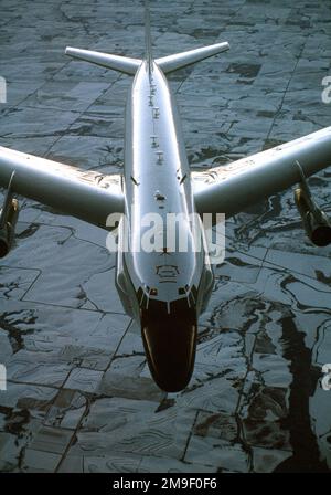 Un avion de reconnaissance conjoint du Commandement de combat aérien 55th escadre RC-135W Rivet de la base aérienne d'Offutt, Nebraska, effectue une mission d'entraînement au-dessus du Nebraska. La RC-135W travaille en étroite collaboration avec le système d'alerte et de contrôle aéroporté E-3A (AWACS) pendant les situations de guerre ou d'urgence, fournissant des informations de reconnaissance directes et en temps quasi réel et un soutien électronique en matière de guerre aux commandants de théâtre et aux forces de combat. Tous les RC-135s sont équipés d'un système de ravitaillement aérien qui donne à l'avion une portée illimitée. Cette image a été utilisée dans le magazine AIRMAN de mai 2000 et incluse dans l'article 'Rivet joint Banque D'Images