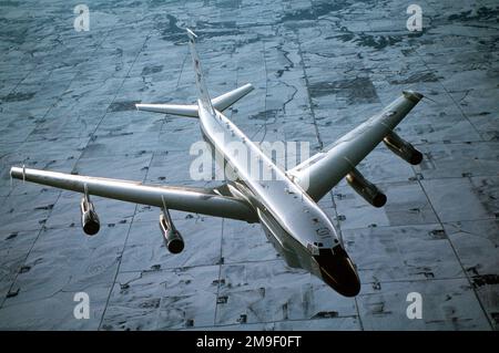 Un avion de reconnaissance RC-135W Rivet joint, Air combat Command 55th Wing, de la base aérienne d'Offutt, Nebraska, effectue une mission d'entraînement au-dessus du Nebraska. La RC-135W travaille en étroite collaboration avec le système d'alerte et de contrôle aéroporté (AWACS) des aéronefs E-3A pendant les situations de guerre ou d'urgence, fournissant des informations de reconnaissance directes et en temps quasi réel et un soutien électronique en matière de guerre aux commandants de théâtre et aux forces de combat. Tous les RC-135s sont équipés d'un système de ravitaillement aérien qui donne à l'avion une portée illimitée. Cette image a été utilisée comme photo de la couverture arrière de l'antitique du magazine AIRMAN de mai 2000 Banque D'Images