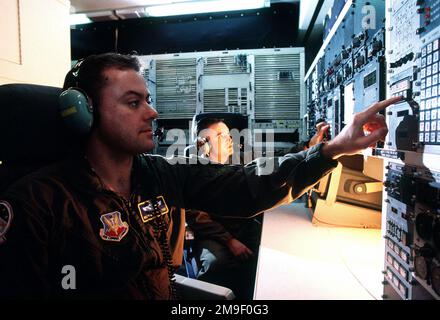Une grande variété d'équipements de communication et un système de satellite de pointe nécessitent une solide équipe de communications et d'entretien. LE sergent technique DE LA Force AÉRIENNE DES ÉTATS-UNIS Brian Wilson et le sergent d'ÉTAT-MAJOR de la Force aérienne des États-Unis Dan Hoglund, tous deux spécialistes des communications aéroportées, ont été choisis pour exploiter et entretenir les systèmes de communications massifs de l'avion E-4B. Aucun avion n'est plus équipé que le nightwatch. Cette image a été utilisée dans l'article de mai 2000 D'AIRMAN Magazine « autour de la montre avec l'E-4B ». Pays: Etats-Unis d'Amérique (USA) Banque D'Images