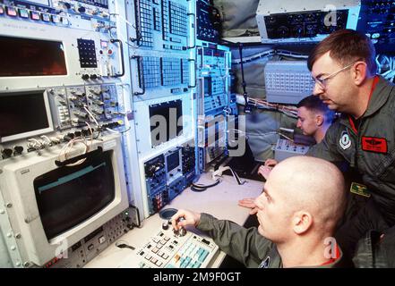 Le personnel des services de renseignement recueille des données à partir de capteurs sur un avion de reconnaissance conjoint du Commandement de combat aérien de la 55th e Escadre RC-135W Rivet de la base aérienne d'Offutt, Nebraska. La RC-135W travaille en étroite collaboration avec l'AWACS E-3 pendant les situations de guerre ou d'urgence, fournissant des informations de reconnaissance directes et en temps quasi réel et un soutien électronique aux commandants de théâtre et aux forces de combat. Tous les RC-135s sont équipés d'un système de ravitaillement aérien qui donne à l'avion une portée illimitée. Cette image a été utilisée dans l'article du magazine AIRMAN de mai 2000 « Rivet joint:Recon Ready ». État : Conseil Nebraska (ne) Banque D'Images