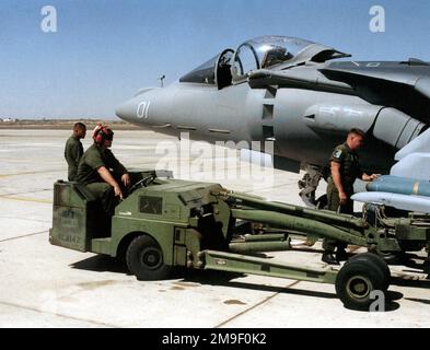 LE Sergent Dajero DU corps des Marines DES ÉTATS-UNIS supervise le chargement de munitions sur un avion AV-8B Harrier à la station aérienne du corps des Marines Yuma, en Arizona, au cours d'un exercice. Base : Marine corps Air Station, Yuma État : Arizona (AZ) pays : États-Unis d'Amérique (USA) Banque D'Images