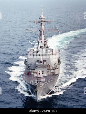 Bow sur la vue de l'Arleigh Burke Block II Aegis classe course de missile destroyer USS ROOSEVELT (DDG 80) sur les essais en mer du constructeur. Pays: Golfe du Mexique Banque D'Images