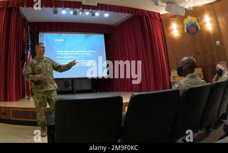 Le colonel Bill Soliz, commandant du Tripler Army Medical Center, partage sa philosophie de leadership avec les soldats et les civils lors d'un événement à midi à la TAMC, 19 mai 2022. Banque D'Images