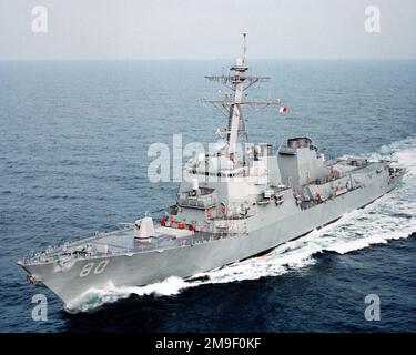 Vue aérienne basse oblique de l'arc du port du destroyer de classe Aegis USS ROOSEVELT (DDG 80) Arleigh Burke Block II sur les essais en mer du constructeur. Pays: Golfe du Mexique Banque D'Images