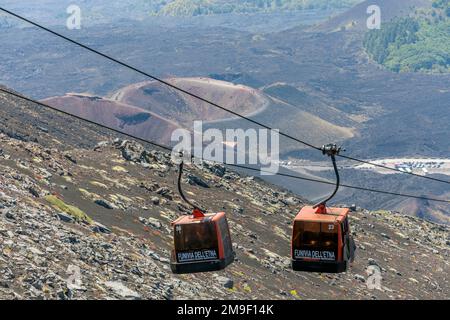 Des téléphériques montent et descendent les pentes de l’Etna, le plus haut volcan d’Europe Banque D'Images