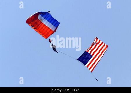 Profil du côté gauche, long coup d'œil, en regardant vers le haut comme le SERGENT d'ÉTAT-MAJOR de l'armée de l'air américaine Ty Clark contrôleur de combat du groupe de tactiques spéciales 720, Hurlburt Field, FL, présente le drapeau américain lors de la cérémonie d'ouverture du rodéo 2000 à la base aérienne du Pape sur 7 mai, 2000 au cours de la compétition de préparation au Rodeo 2000. Au cours de la compétition d'une semaine, plus de 100 équipes et 2 500 membres du personnel de plus de 300 membres de la Force aérienne, de la Réserve de la Force aérienne, de la Garde nationale aérienne, aux États-Unis Des unités de l'armée et des nations étrangères participeront à des compétitions dans les domaines des aérodromes, du chargement des cargaisons, du ravitaillement, de l'avant-vol, de l'endurance au combat, tactiques de combat, ainsi que Banque D'Images