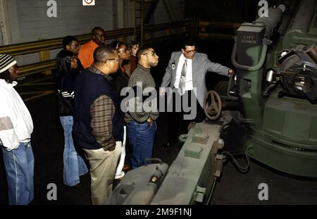 Benny Wild, du Bureau de développement des affaires de Rock Island Arsenal, dirige un groupe d'étudiants de l'équipe des relations du Collège minoritaire de Commandement du soutien des opérations, lors d'une visite de la zone de fabrication de Rock Island Arsenal, Illinois. Les élèves ont également visité l'usine de munitions de l'armée de l'Iowa (non illustrée). Base: Rock Island Arsenal État: Illinois (il) pays: États-Unis d'Amérique (USA) Banque D'Images