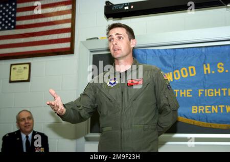 LE pilote d'hélicoptère DES opérations spéciales DE LA Force aérienne AMÉRICAINE, le capitaine Bill Denehen, donne des conférences au JROTC à l'école secondaire Brentwood, NY, le 11 00 mai. Le 2 99 mai, alors qu'il était affecté à l'escadron des opérations spéciales 55th, le CPT Denehen et son équipage ont courageusement pénétré dans l'un des réseaux de défense aérienne les plus sophistiqués au monde pour secourir un pilote F-16C (non illustré) piégé dans les profondeurs de la Serbie. C'était la première mission de l'histoire où une force de sauvetage d'opérations spéciales a pénétré et a réussi à vaincre un système de défense aérienne intégré actif d'une armée déterminée. Pendant l'opération Allied Force, Dene Banque D'Images