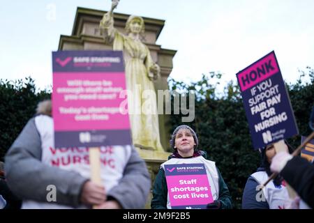 Les membres du Royal College of Nursing (RCN) à la statue de Florence Nightingale sur la ligne de piquetage près de l'hôpital communautaire Florence Nightingale à Derby, comme les infirmières prennent des mesures industrielles par rapport à la rémunération. Date de la photo: Mercredi 18 janvier 2023. Banque D'Images