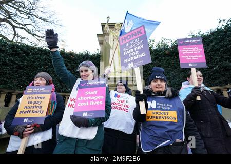 Les membres du Royal College of Nursing (RCN) à la statue de Florence Nightingale sur la ligne de piquetage près de l'hôpital communautaire Florence Nightingale à Derby, comme les infirmières prennent des mesures industrielles par rapport à la rémunération. Date de la photo: Mercredi 18 janvier 2023. Banque D'Images