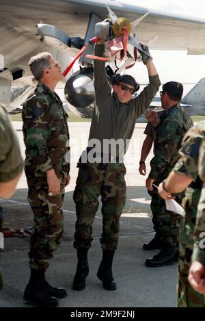 LE sergent Keith Young (Centre) DE LA Force aérienne DES ÉTATS-UNIS apporte les derniers ajustements à un missile air-air AIM-9 Sidewinder, chargé sur un aigle F-15 de l'USAF pendant l'exercice MAPLE FLAG tenu en mai 2000, à la 4-Escadre Cold Lake (Alberta), Canada. Objet opération/série: MAPLE FLAG 2000 base: 4-Wing Cold Lake État: Alberta (AB) pays: Canada (CAN) Banque D'Images