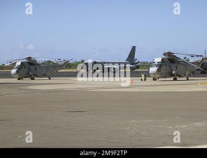 Vue de face de droite prise de vue longue sous la forme d'hélicoptères Sea King SH-3H de la marine des États-Unis et d'un stand de chevalet aérien KC 135 de la Force aérienne prêt à supporter le RIMPAC 2000 sur la ligne aérienne Hickam AFB, HI Flightline. 31 mai 2000. RIMPAC signifie « Rim of the Pacific » est un important exercice maritime qui a lieu tous les 2 ans, impliquant plus de 50 navires et 200 avions. Vue de face de droite prise de vue longue sous la forme d'hélicoptères Sea King SH-3H de la marine des États-Unis et d'un stand de chevalet aérien KC 135 de la Force aérienne prêt à supporter le RIMPAC 2000 sur la ligne aérienne Hickam AFB, HI Flightline. 31 mai 2000. RIMPAC signifie « Rim of the Pacific » est un grand maritime Banque D'Images