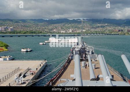 Vue depuis le pont du cuirassé commémoratif USS MISSOURI (BB-63), face à la ligne du cuirassé vers l'USS ARIZONA (BB 39) qui traverse le cuirassé perdu sur 7 décembre 1941. En arrière-plan se trouve le pont de l'amiral Bernard Clarey à l'île Ford. AIEA Heights est dans le fond éloigné. Base: Pearl Harbor État: Hawaï (HI) pays: Etats-Unis d'Amérique (USA) Banque D'Images
