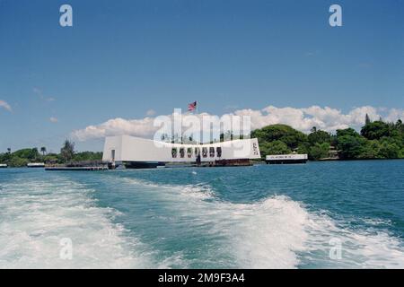 Vue sur le USS ARIZONA Memorial qui traverse l'épave du cuirassé USS ARIZONA (BB 39) à Fox no 7 de la rangée de cuirassés le long de l'île Ford. L'ARIZONA a été coulé à environ 0805 sur 7 décembre 1941 pendant l'attaque japonaise sur Pearl Harbor, qui a amené les États-Unis d'Amérique dans le conflit de la Seconde Guerre mondiale. Base: Pearl Harbor État: Hawaï (HI) pays: Etats-Unis d'Amérique (USA) Banque D'Images