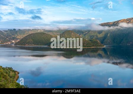 Lac de cratère de Cuicocha au pied du volcan Cotacachi dans les Andes équatoriennes. Banque D'Images