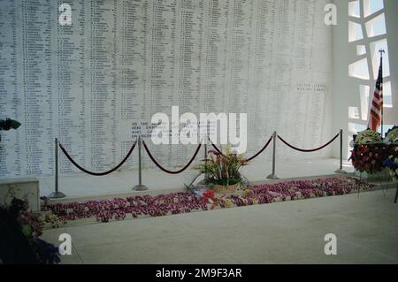À l'intérieur de la salle du sanctuaire du pont commémoratif qui traverse l'épave du cuirassé USS ARIZONA (BB 39), les noms des hommes d'équipage déchus sont affichés dans la mémoire aimante. Base: Pearl Harbor État: Hawaï (HI) pays: Etats-Unis d'Amérique (USA) Banque D'Images