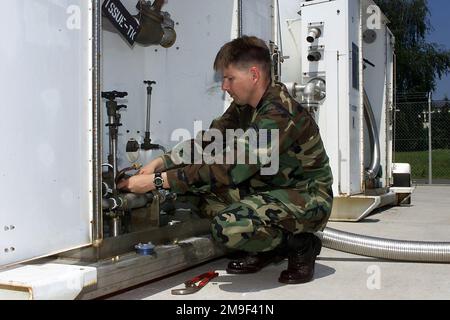 LE sergent technique DE LA Force AÉRIENNE AMÉRICAINE Matthew Marshall, le NCOIC (officier en charge non commandé) du terminal des carburants en vrac, le 52nd Escadron d'approvisionnement, la base aérienne de Spangdahlem, en Allemagne, et l'un des AVIATEURS exceptionnels de l'année 12, l'essai permet d'ajuster une ligne de décharge de pression d'un réservoir d'azote liquide de 5 000 gallons sur la base. Base: Spangdahlem Air base État: Rheinland-Pfalz pays: Allemagne / Allemagne (DEU) Banque D'Images