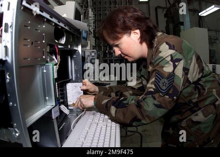 LE sergent technique DE LA Force aérienne AMÉRICAINE Debbie Colewell a des difficultés à résoudre des problèmes informatiques dans le bureau des petits ordinateurs de l’Escadron de la base aérienne 496th, à la base aérienne de Moron, en Espagne. L'escadron 496th de la base aérienne soutient le déplacement des aéronefs vers l'Asie du Sud-est. Base: Moron Air base État: Sevilla pays: Espagne (ESP) Banque D'Images