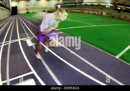 Le capitaine de la Force aérienne des États-Unis Jeff Kuzma, un ingénieur spatial, s'entraîne pour faire de l'équipe olympique américaine une course de 800 mètres. Après plusieurs tours dans l'Academy Field House, il est flou. Même pas envinés, le CPT Kuzma affiche le talent et les compétences des membres du programme des athlètes de classe mondiale. Le programme offre aux athlètes actifs de service, de garde et de réserve la possibilité de s'entraîner à temps plein dans leur sport pendant deux ans. Il est un point de vue commun sur le terrain de l'Académie de l'Armée de l'Air pendant qu'il court les kilomètres, la pluie ou la brillance. Une foulée à la fois, il se rapproche d'une médaille olympique. Par attendi Banque D'Images