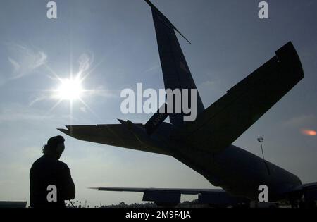 Vue arrière droite vue de taille moyenne prise sous un angle bas en regardant comme l'AVIATEUR de première classe de l'US Air Force Labriderick Cottingham, CHEF de l'équipage de l'aéronef, Escadron de génération d'aéronefs 6th, base aérienne de MacDill, Floride, confirme les vérifications des opérations en amont du pilote pour le KC-135 Stratotanker de l'US Air Force. Base: MacDill Air Force base État: Floride (FL) pays: Etats-Unis d'Amérique (USA) Banque D'Images