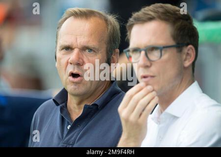 ARCHIVE PHOTO: Bernd Hoffmann fête son anniversaire de 60th sur 21 janvier 2023, Bernd HOFFMANN (à gauche, Président de la direction, HH) parle à Jonas BOLDT (Sport de la direction, HH), parle, parle, Parlant, football, DFB Pokal, 1 .main Round, Chemnitzer FC (C) - HSV Hambourg Hambourg Hambourg (HH) 5: 6 IE, on 11 août 2019 à Chemnitz/Allemagne. Â Banque D'Images