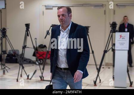 ARCHIVE PHOTO: Bernd Hoffmann fête son anniversaire de 60th sur 21 janvier 2023, Bernd HOFFMANN (Président de la direction, HSV Hambourg Hambourg Hambourg) quitte la salle des congrès, fin, marche, demi-figure, demi-figure, Football, réunion des membres du DFL eV, le 03/16/2020 à Francfort/Allemagne. Â Banque D'Images