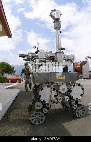 Tout droit sur le tir moyen alors que Joshua Gidcumb, ANCIEN aviateur de la US Air Force, 31st civil Engineering Squadron, base aérienne d'Aviano, Italie, s'entraînent sur les tactiques d'enlèvement d'explosifs. Les membres du vol d'élimination des explosifs de l'Ordnance s'entraînent régulièrement pour rester compétent. Au premier plan de l'image, un périphérique de fin de journée robotique est visible. Cette mission est en soutien direct de l'opération joint Guard. Objet opération/série: JOINT GUARD base: Aviano Air base État: Pordenone pays: Italie (ITA) Banque D'Images