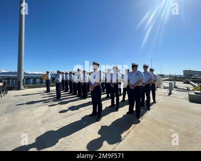 L'équipage du Cutter Hickory de la Garde côtière se tient lors d'une cérémonie de changement de commandement qui a eu lieu à Homer, en Alaska, sur 19 mai 2022. Le sous-ministre adjoint Nathan A. Moore a présidé la cérémonie, où Cmdr. Jeannette M. Greene a transféré le commandement du Cutter Hickory de la Garde côtière au lieutenant Cmdr. Shea G. Winterberger. ÉTATS-UNIS Photo de la Garde côtière par le lieutenant Gregory Schmidt. Banque D'Images