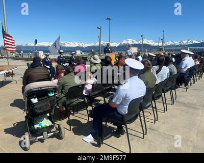L'équipage du Cutter Hickory de la Garde côtière organise une cérémonie de changement de commandement au quai Pioneer à Homer, en Alaska, sur 19 mai 2022. Une cérémonie de changement de commandement marque un transfert de responsabilité et d'autorité totale d'une personne à une autre et est considérée comme une tradition de longue date menée devant l'équipage assemblé, ainsi que des invités et dignitaires honorés pour démontrer officiellement la continuité de l'autorité au sein d'un commandement. ÉTATS-UNIS Photo de la Garde côtière par le lieutenant Gregory Schmidt. Banque D'Images