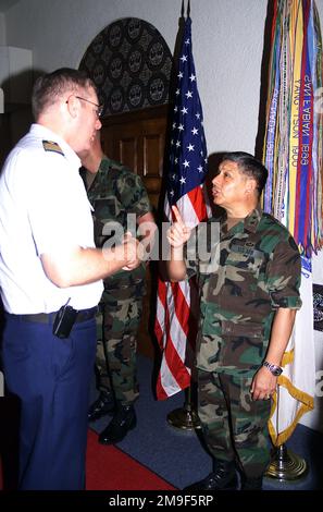 Le capitaine Gene Brooks, commandant du secteur de la Garde côtière des grandes Antilles, San Juan, Porto Rico, accueille le nouveau commandant sud de l'armée américaine, fort Buchanan, Porto Rico, le général de division de l'armée américaine Alfredo A. Valenzuela. Base: Fort Buchanan, San Juan État: Puerto Rico (PR) pays: Etats-Unis d'Amérique (USA) Banque D'Images