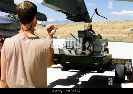 Des spécialistes en armes, le SERGENT-CHEF Kenney Stevenson et LE sergent D'ÉTAT-MAJOR Jeremy Pow, membres de la 169th Fighter Wing (FW) de la Garde nationale aérienne de Caroline du Sud, McEntyre Air National Guard Station, chargent des missiles AGM-65 Maverick. Le 169th FW est déployé à la base aérienne de Hill, dans l'Utah, pour participer à combat Hammer. C'est l'escadron de vol, le 157th Escadron de chasseurs (FS), est l'une des unités qui opèrent dans cette mission d'essai d'armes à feu direct. Le FS 157th va tirer des missiles AGM-88 anti-radiation à grande vitesse (AGM) et des missiles AGM-65G Maverick pour tester leurs capacités de pilotes, leur unité t Banque D'Images