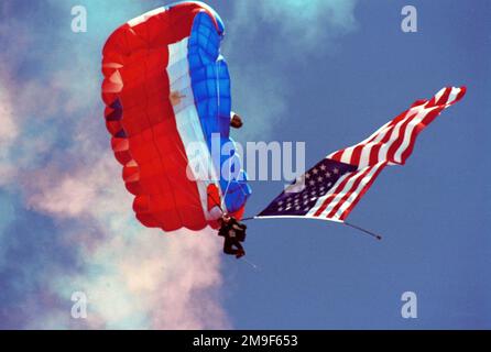 Un cavalier du 22nd Special Tactics Squadron (STS) de la base aérienne de McChord, Washington, parachuté d'un C-23 Sherpa (non représenté) tenant le drapeau des États-Unis d'Amérique pour les cérémonies du Klamath Falls Airshow 2000, Kingsley Field, Oregon air National Guard base, Klamath Falls, OU sur 18 juillet 2000. Base: Kingsley Field État: Oregon (OR) pays: Etats-Unis d'Amérique (USA) Banque D'Images