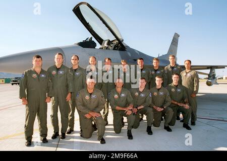 Des membres du 157th Fighter Squadron (FS), 169th Fighter Wing (FW) de la Garde nationale aérienne de Caroline du Sud, McEntyre Air National Guard Station, ont été déployés à la base de la Force aérienne de Hill (Utah) pour participer au COMBAT HAMMER. Rangée arrière : major Hudson, major Sams, premier lieutenant Noble Jr., colonel Rush (commandant du groupe des opérations 169th), salle principale, capitaine Bridgers, major Ronan, major Motlong, Capitaine Miller, colonel Noble (commandant de l'escadre de combat 169th; première rangée : Capitaine Winstead, Lieutenant colonel Pennington (commandant de l'escadre de combat 157th), Capitaine Gentile, Premier Lieutenant Gantt, Major Williams. Banque D'Images