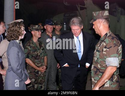 LE lieutenant-général Earl B. Hailston du corps des Marines DES ÉTATS-UNIS salue l'honorable William Jefferson Clinton, président des États-unis, et sa fille Chelsea lors de sa visite à Okinawa, au Japon. Le président est en visite au Japon dans le cadre d'un sommet multinational auquel participent les huit principaux pays industrialisés. État: Okinawa pays: Japon (JPN) Banque D'Images