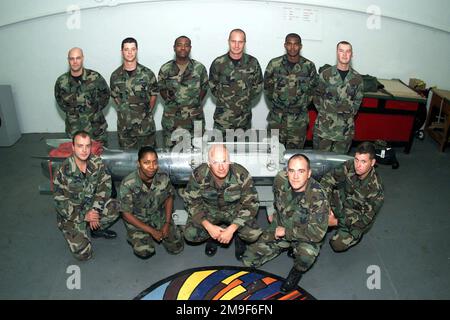 Tout droit sur un tir moyen d'un angle élevé en regardant vers le bas les spécialistes de l'armée de l'armée de l'air des États-Unis de l'escadron de soutien des munitions 731st affecté à la base aérienne d'Araxos, Grèce pour soutenir diverses opérations de l'OTAN. Base: Araxos Air base pays: Grèce (GRC) Banque D'Images