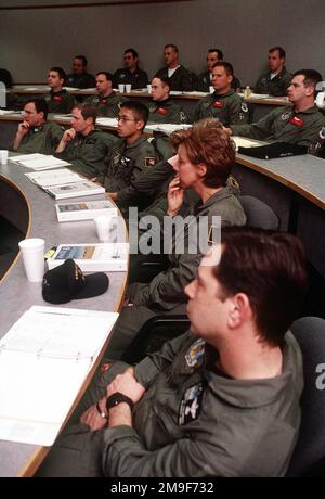 Les équipages d'un avion C-130H Hercules de la US Air Force reçoivent des instructions en classe au centre d'entraînement avancé des tactiques de transport aérien de la base de la Garde nationale aérienne de Rosecrans, à Saint Joseph, Missouri. D'AIRMAN Magazine, août 2000 « Article Surviving the Heavy Hunters ». Les équipages d'un avion C-130H Hercules de la US Air Force reçoivent des instructions en classe au centre d'entraînement avancé des tactiques de transport aérien de la base de la Garde nationale aérienne de Rosecrans, à Saint Joseph, Missouri. D'Airman Magazine, août 2000 « Article Surviving the Heavy Hunters ». Banque D'Images