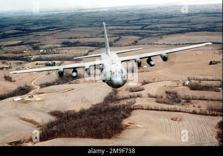 Un avion Hercules C-130H de la US Air Force du 517th Airlift Squadron, à la base aérienne d'Elmendorf, en Alaska, effectue une mission de formation de bas niveau au-dessus des plaines du Missouri. D'AIRMAN Magazine, août 2000 « Article Surviving the Heavy Hunters ». Un avion Hercules C-130H de la US Air Force du 517th Airlift Squadron, à la base aérienne d'Elmendorf, en Alaska, effectue une mission de formation de bas niveau au-dessus des plaines du Missouri. D'Airman Magazine, août 2000 « Article Surviving the Heavy Hunters ». Banque D'Images