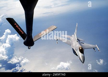 Un faucon F-16 de la US Air Force de la 169th Fighter Wing, South Carolina Air National Guard, McEntyre ANG base, SC, a terminé le ravitaillement avec un KC-135 Stratotanker de la 134th Air Fighing Wing, Tennessee National Guard, McGhee Tyson ANG base, Knoxville, TN, au-dessus de la côte de Caroline du Sud. État: Caroline du Sud (SC) pays: Etats-Unis d'Amérique (USA) Banque D'Images