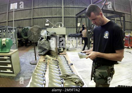 LE Sergent Shon Wagner, mécanicien de moteurs de jet de l'Escadron de soutien logistique de combat 654th de la base aérienne de Tinker, en Oklahoma, inspecte les pales récemment retirées d'un moteur F110-GE-100 de la base aérienne d'Aviano, en Italie, en 3 août 2000. Base: Aviano Air base État: Pordenone pays: Italie (ITA) Banque D'Images