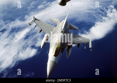 Un faucon F-16 de la US Air Force de la 169th Fighter Wing, South Carolina Air National Guard, McEntyre ANG base, SC, a terminé le ravitaillement avec un KC-135 Stratotanker de la 134th Air Fighing Wing, Tennessee National Guard, McGhee Tyson ANG base, Knoxville, TN, au-dessus de la côte de Caroline du Sud. État: Caroline du Sud (SC) pays: Etats-Unis d'Amérique (USA) Banque D'Images