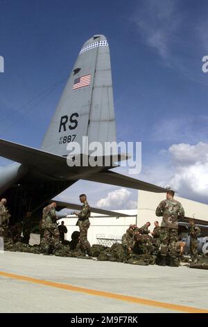 Directement sur un tir moyen d'un angle bas qui se délpe alors que les troupes de l'armée américaine du 1st de l'équipe de combat du bataillon aéroporté d'infanterie (ABCT) de 508th, Brigade aéroportée de 173rd, de Vicenza, Italie, montent à bord d'un Hercules C-130 de l'armée de l'air américaine du 37th Escadron de transport aérien, base aérienne de Ramstein, Allemagne, Avant une chute dans la zone de bunker Drop à Grafenwohr, Allemagne pour la chute de Lion 12 le 09 août 2000. Objet opération/série: LION DROP 12 base: Ramstein Air base État: Rheinland-Pfalz pays: Allemagne / Allemagne (DEU) Banque D'Images