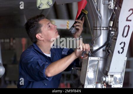 Le SERGENT-CHEF italien Michael Gizinos, technicien d'aéronef du groupe composite 114th, 331st, aile d'appui tactique, Hellinic Air Force, effectue une inspection post-vol du train d'atterrissage principal d'un chasseur Mirage 2000. L'unité Hellinic est à la base aérienne d'Aviano pour s'entraîner avec le 510th Fighter Squadron. Les Mirages offrent une formation très différente, permettant à 510th pilotes de chasseurs de s'entraîner contre d'autres avions. Base: Aviano Air base État: Pordenone pays: Italie (ITA) Banque D'Images