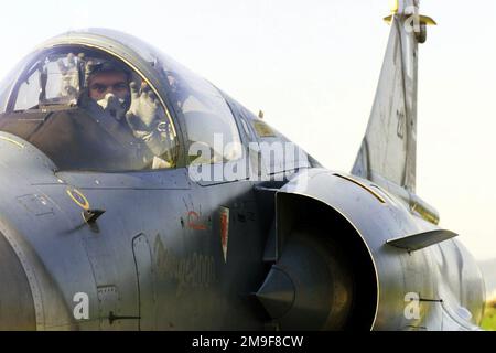 Tout droit sur le tir moyen comme Hellenic (Greek) Air Force, 114th composite Group, 331st tactique Fighter Wing, Grèce, le capitaine Stefanos Ampouleris s'attache dans son Mirage 2000 Fighter. L'unité hellénique est à la base aérienne d'Aviano, pour s'entraîner avec le 510th Escadron de chasseurs. Les Mirages offrent une formation très différente, permettant à 510th pilotes de chasseurs de s'entraîner contre d'autres types d'avions. (Dupliquer l'image, voir aussi DF-SD-01-06168 ou rechercher 000816-F-4728F-004). Base: Aviano Air base État: Pordenone pays: Italie (ITA) scène Major Command montré: USAFE Banque D'Images