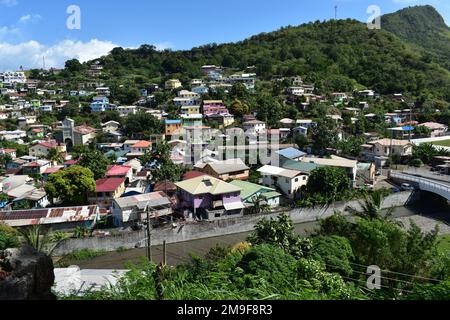 Canaries, St. Lucia- 8 janvier 2023- bâtiments comprenant des maisons, des églises et des écoles dans le village de pêcheurs des Canaries. Banque D'Images