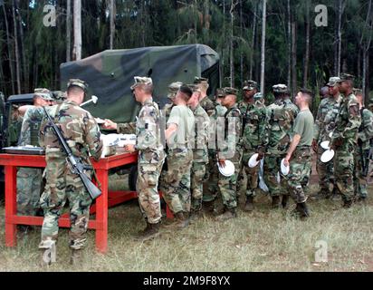 Un groupe de Marines des États-Unis du 1st Bataillon, 3rd Marines, compagnie d'armes, attendent en file pour le chow après une journée d'entraînement à la caserne de l'armée Schofield, à Hawaï. Base : casernes Schofield, Kaneohe Bay État : Hawaï (HI) pays : États-Unis d'Amérique (USA) Banque D'Images