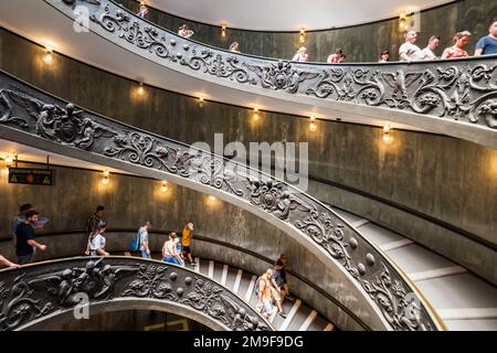 CITÉ DU VATICAN, ITALIE - 1 JUILLET 2019 : escalier de Bramante au Musée du Vatican dans la Cité du Vatican. Rome, Italie. L'escalier en spirale à double hélice est le Banque D'Images