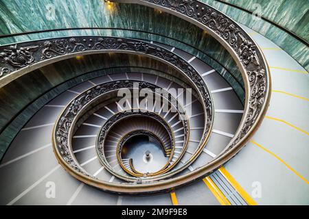 Escalier de Bramante au Musée du Vatican dans la Cité du Vatican. Rome, Italie. L'escalier en colimaçon à double hélice est la destination de voyage célèbre. Banque D'Images