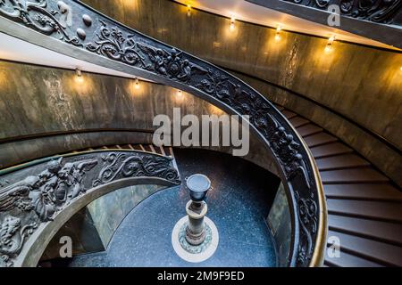 Escalier de Bramante au Musée du Vatican dans la Cité du Vatican. Rome, Italie. L'escalier en colimaçon à double hélice est la destination de voyage célèbre. Banque D'Images