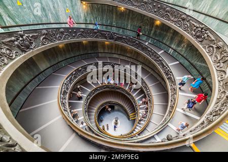 CITÉ DU VATICAN, ITALIE - 1 JUILLET 2019 : escalier de Bramante au Musée du Vatican dans la Cité du Vatican. Rome, Italie. L'escalier en spirale à double hélice est le Banque D'Images
